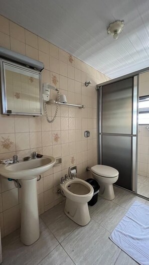 Standard Quintuple Room | Bathroom | Shower, rainfall showerhead, free toiletries, hair dryer - Hotel Seibt (Foz do Iguaçu)