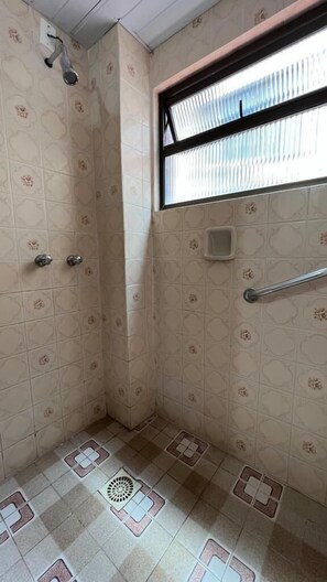 Standard Triple Room | Bathroom | Shower, rainfall showerhead, free toiletries, hair dryer - Hotel Seibt (Foz do Iguaçu)
