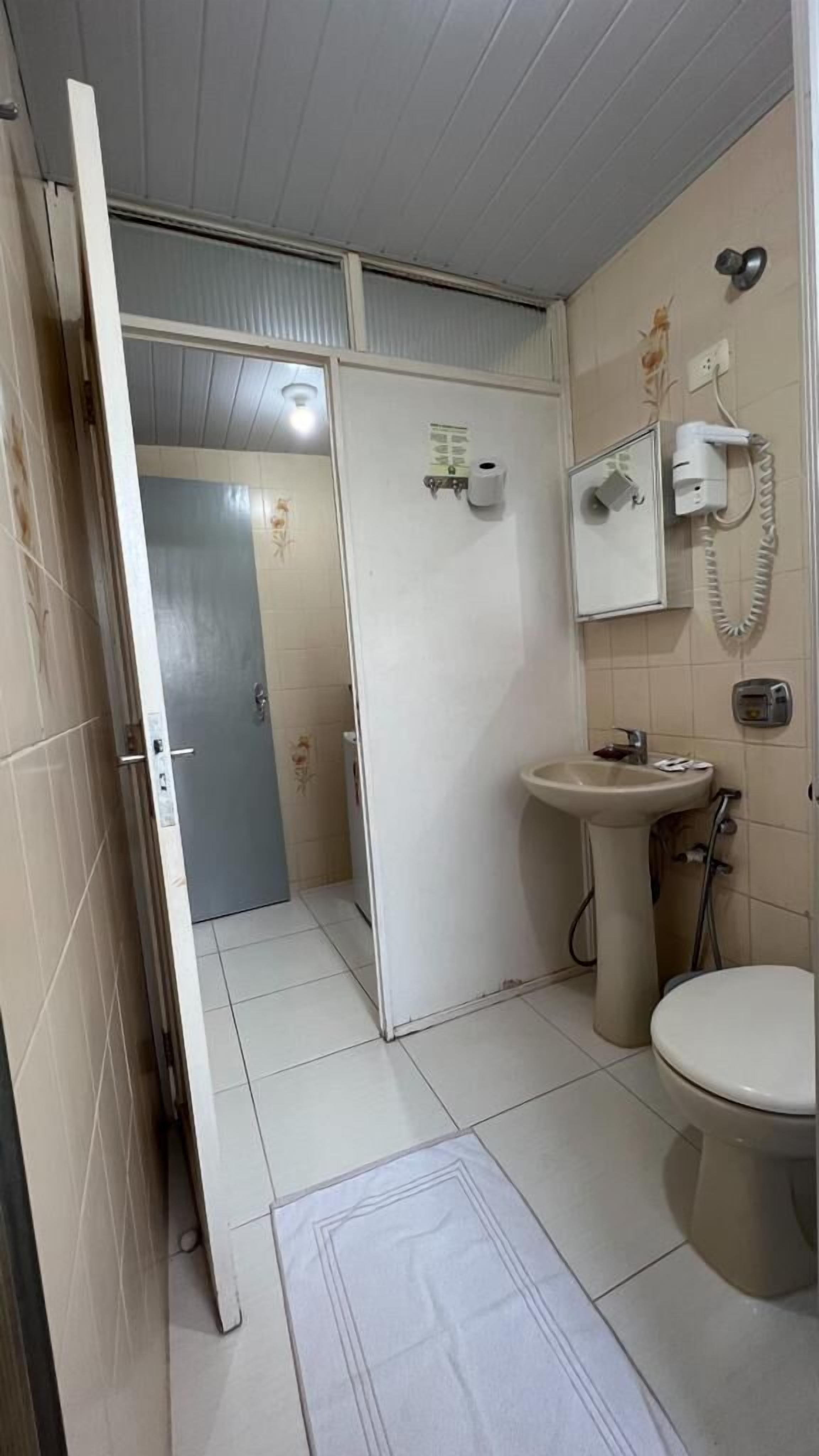 quarto triplo standard. | bathroom | shower, rainfall showerhead, free toiletries, hair dryer