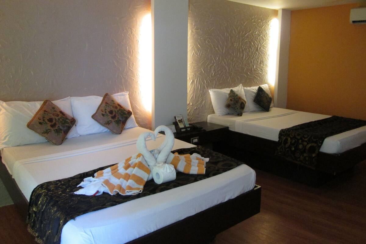 Suite, 2 Doppelbetten | Schreibtisch, kostenloses WLAN, Bettwäsche