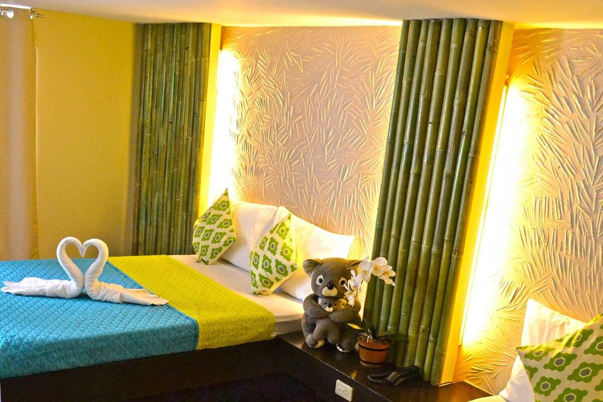 Deluxe-Zimmer, 2 Doppelbetten | Schreibtisch, kostenloses WLAN, Bettwäsche