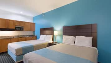 Habitación estándar, 2 camas Queen size, cocineta | Tabla de planchar con plancha, wifi gratis y ropa de cama