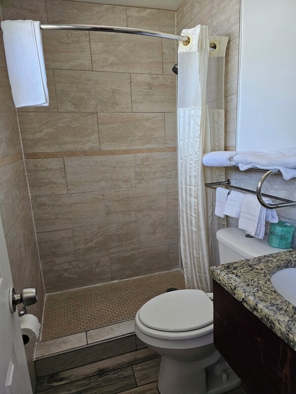 Standard Double Room, 2 Katil Kelamin (Double) | Bilik Mandi | Gabungan pancuran/tab mandi, kelengkapan dandanan diri percuma