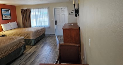 Three Oaks Motel