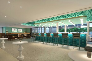 Utendørsbasseng, bassengtelt (mot betaling) og solsenger