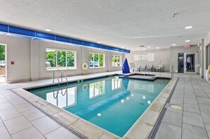 Una piscina cubierta