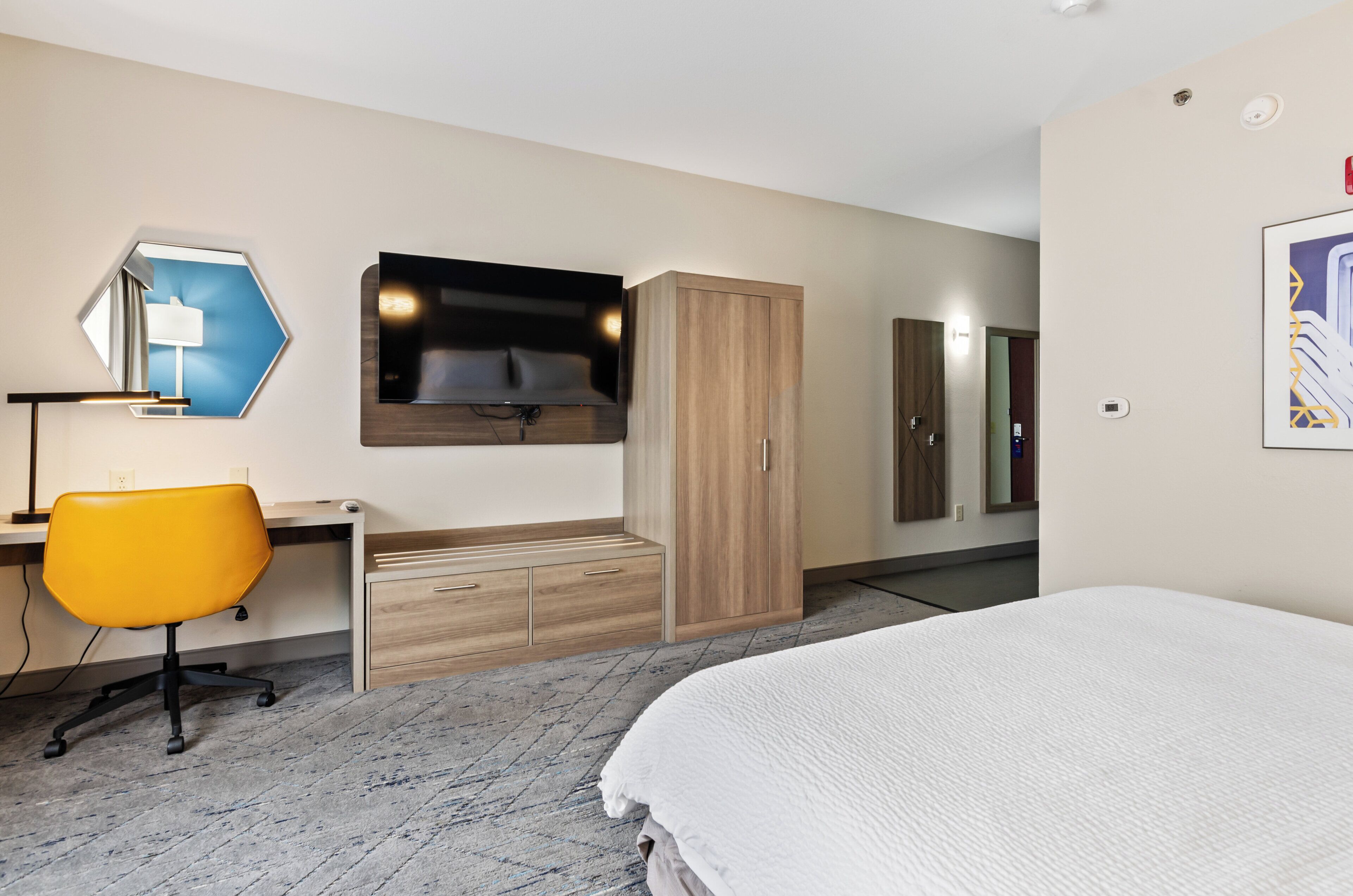 Standard Room, 1 King Bed, Accessible (Mobility) | In-room safe, desk, iron/ironing board, free cribs/infant beds