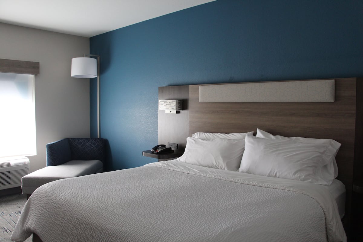 Standard Room, 1 King Bed | In-room safe, desk, iron/ironing board, free cots/infant beds