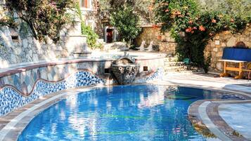 Piscina all'aperto, lettini