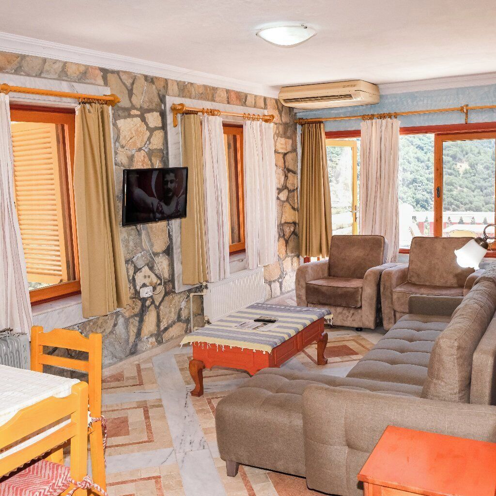 ميني بار وخزنة داخل الغرفة وتجهيزات عازلة للصوت ومكواة/لوح كي