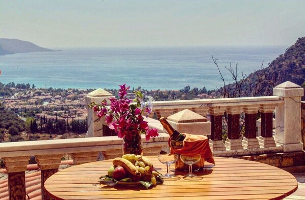 Outdoor dining - Villa Symbola (Fethiye)