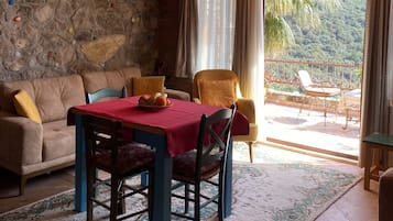 Comfort-huvila, 2 makuuhuonetta | Oleskelualue | 82–senttinen LCD-televisio, jossa satelliittikanavat