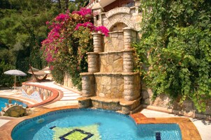 Piscina externa, espreguiçadeiras