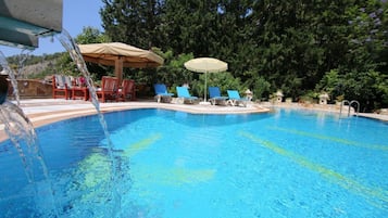 Ulkouima-allas, aurinkotuoleja