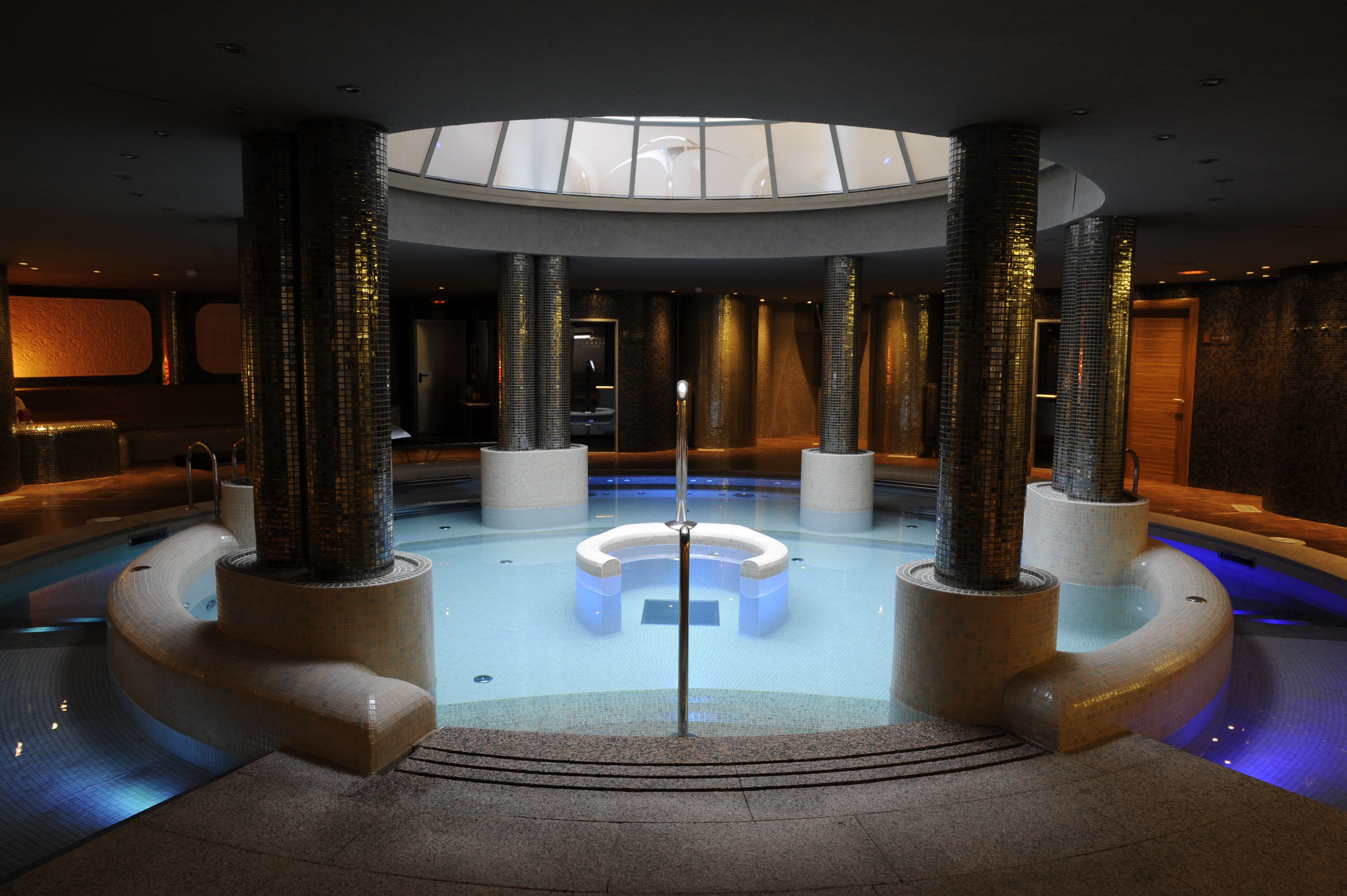 Una piscina cubierta