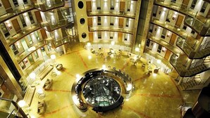 A multi-level atrium with a central circular area, multiple balconies, and a modern design. - Cumbria Spa&hotel (Ciudad Real)