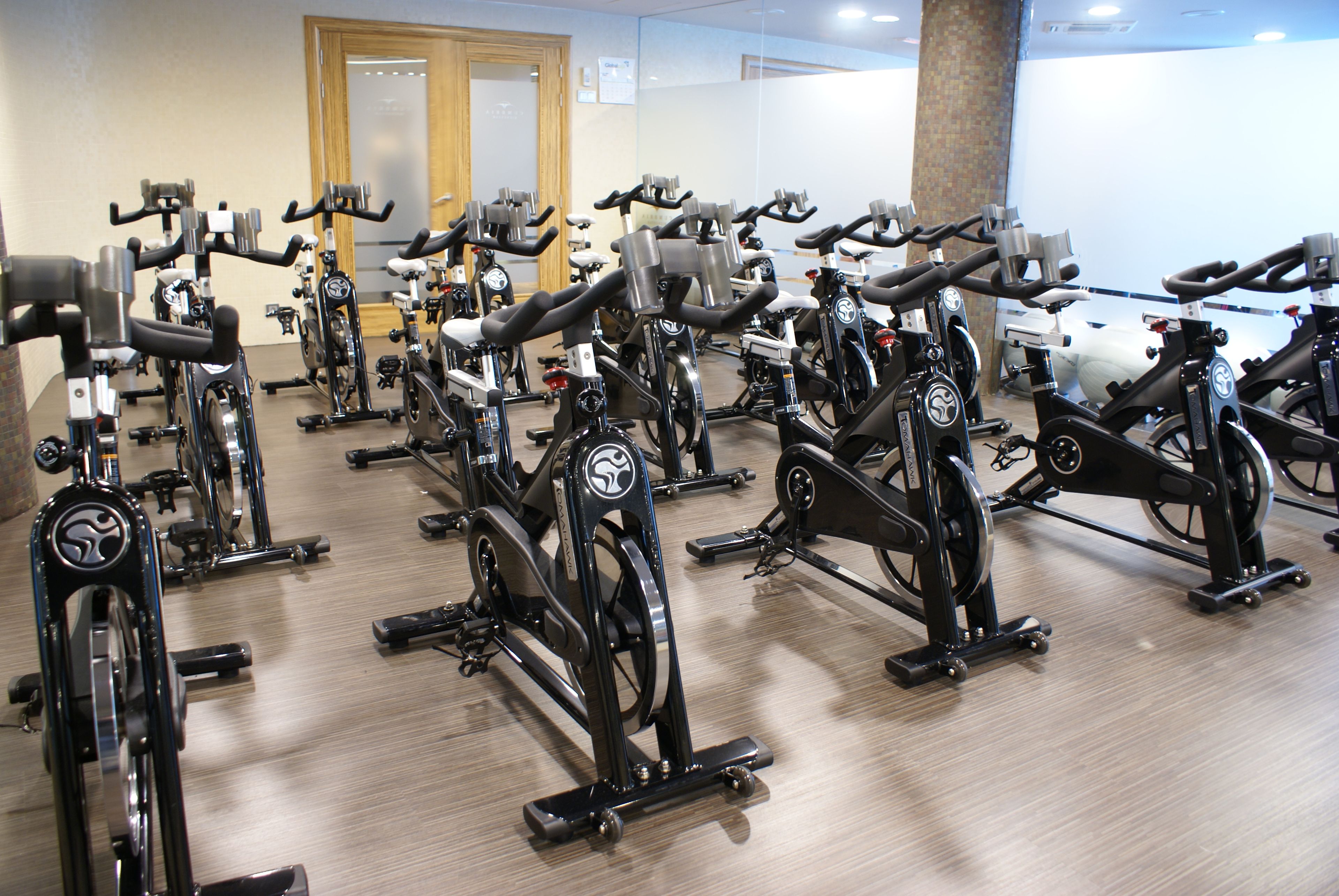 Ett gym med flera motionscyklar uppställda i rader.