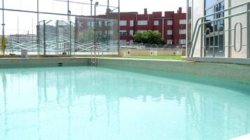 Een binnenzwembad en een buitenzwembad