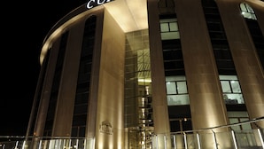 A modern building with the name 'CUMBRIA' illuminated at the top. - Cumbria Spa&hotel (Ciudad Real)