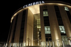 A modern building with the name 'CUMBRIA' illuminated at the top. - Cumbria Spa&hotel (Ciudad Real)