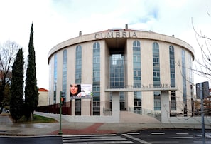 A large, modern building with the name 'CUMBRIA' and 'HOTEL CENTRO DE EMPRESAS' on the facade. - Cumbria Spa&hotel (Ciudad Real)