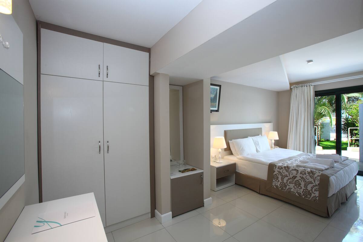 Minibar, in-room safe, WiFi (free)