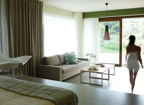 Minibar, safe på rommet, lydisolert og barnesenger (inkludert)