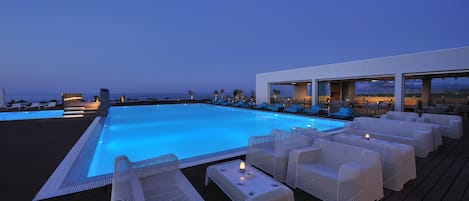 Piscina externa sazonal, guarda-sóis, espreguiçadeiras