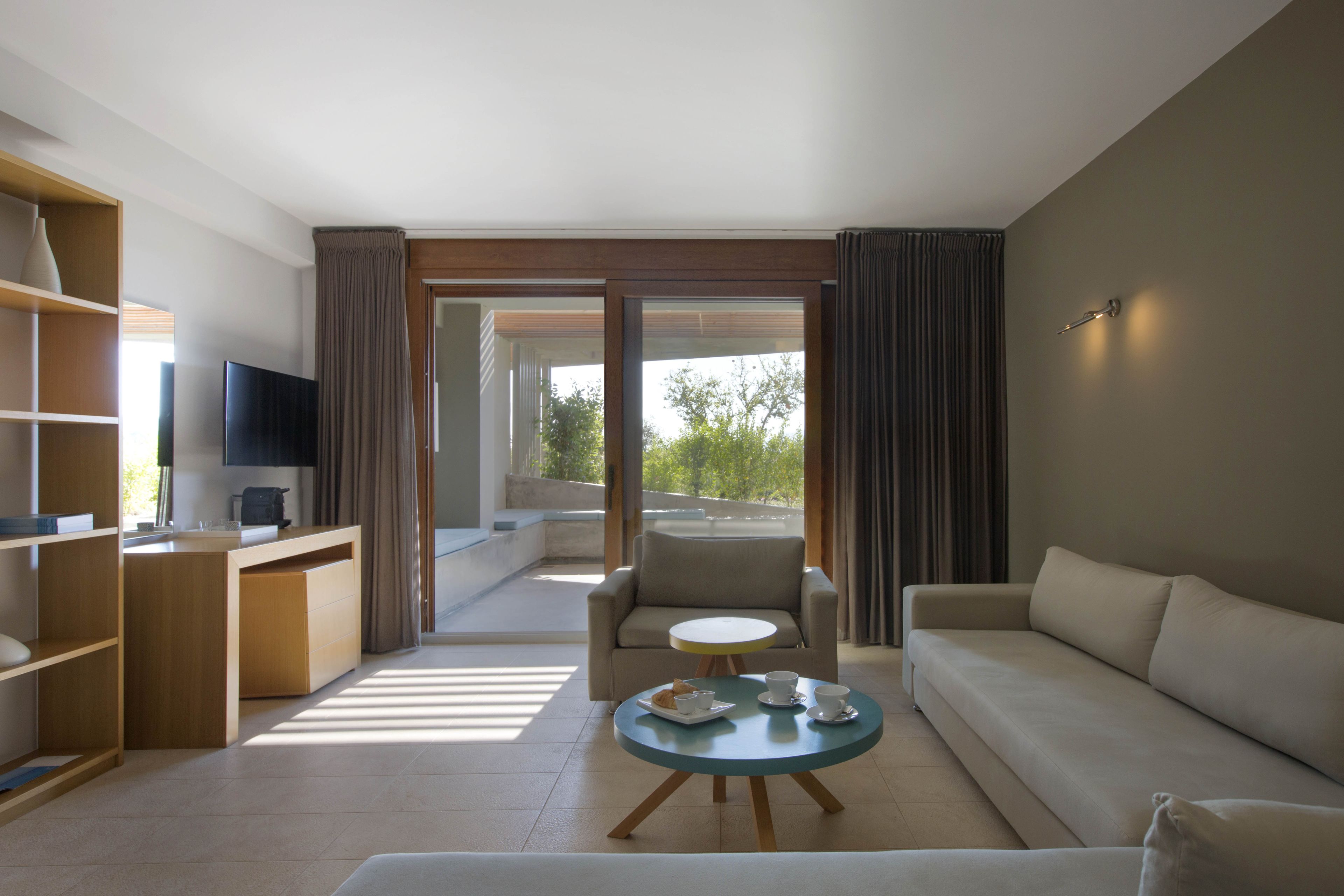 family suite, garden view | living area | 40-inch smart tv with cable channels, tv