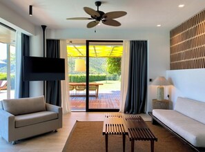 Suite, privat basseng (Thalatta) | Oppholdsområde | En 40-tommers smart-TV med kabel-kanaler samt TV