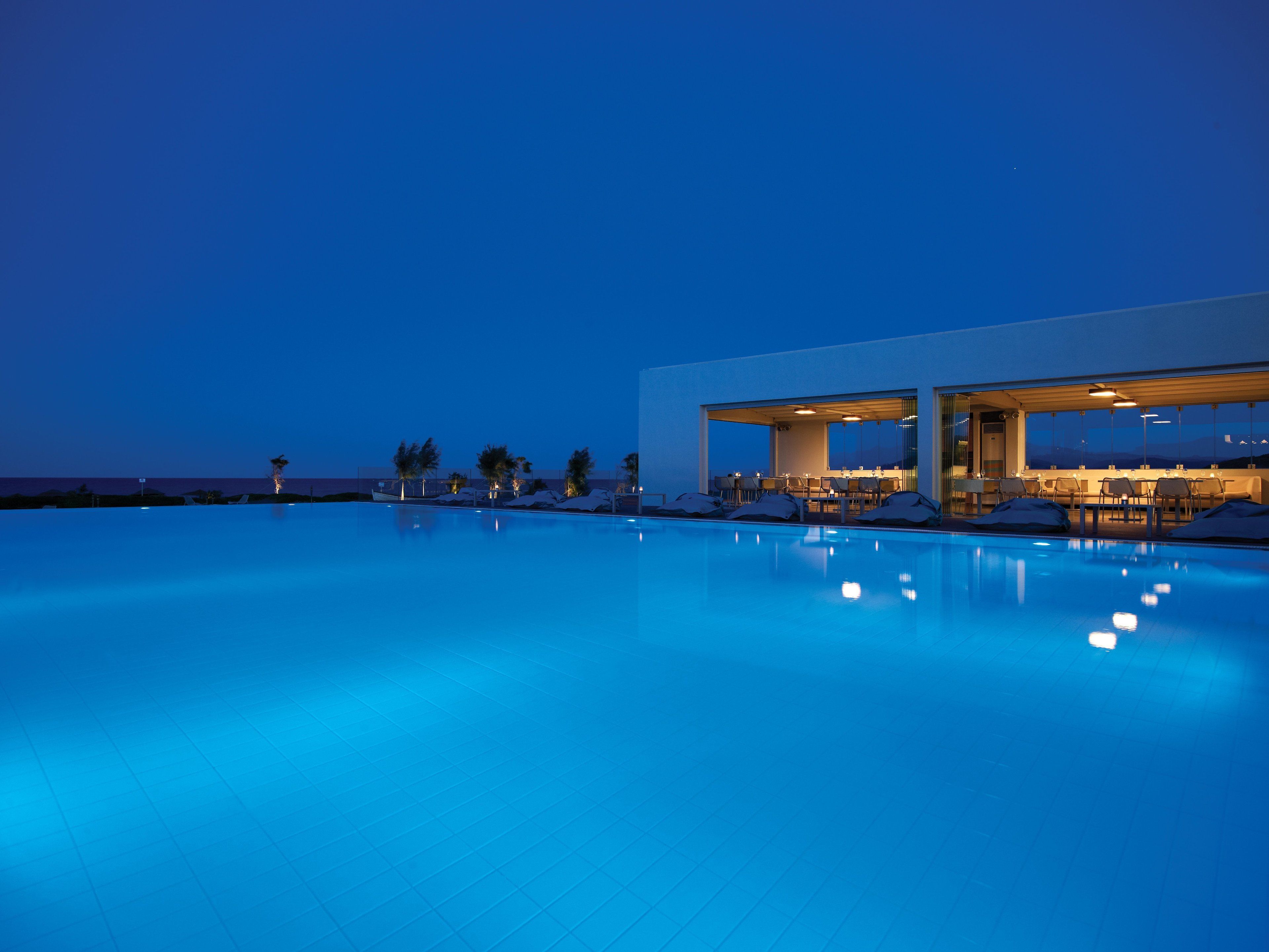 4 restaurants, breakfast served