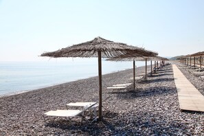 Playa privada, camastros, sombrillas y toallas de playa