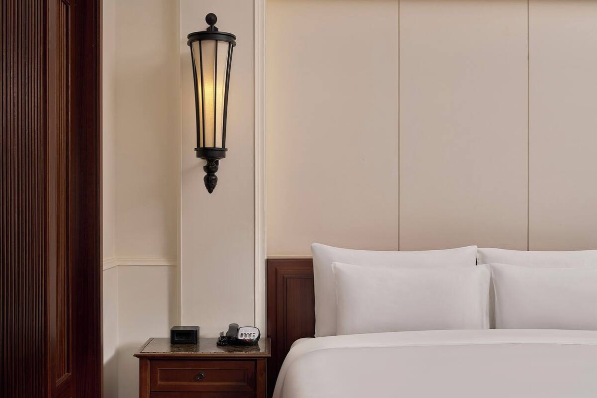 Premium | Down comforters, minibar, in-room safe, desk