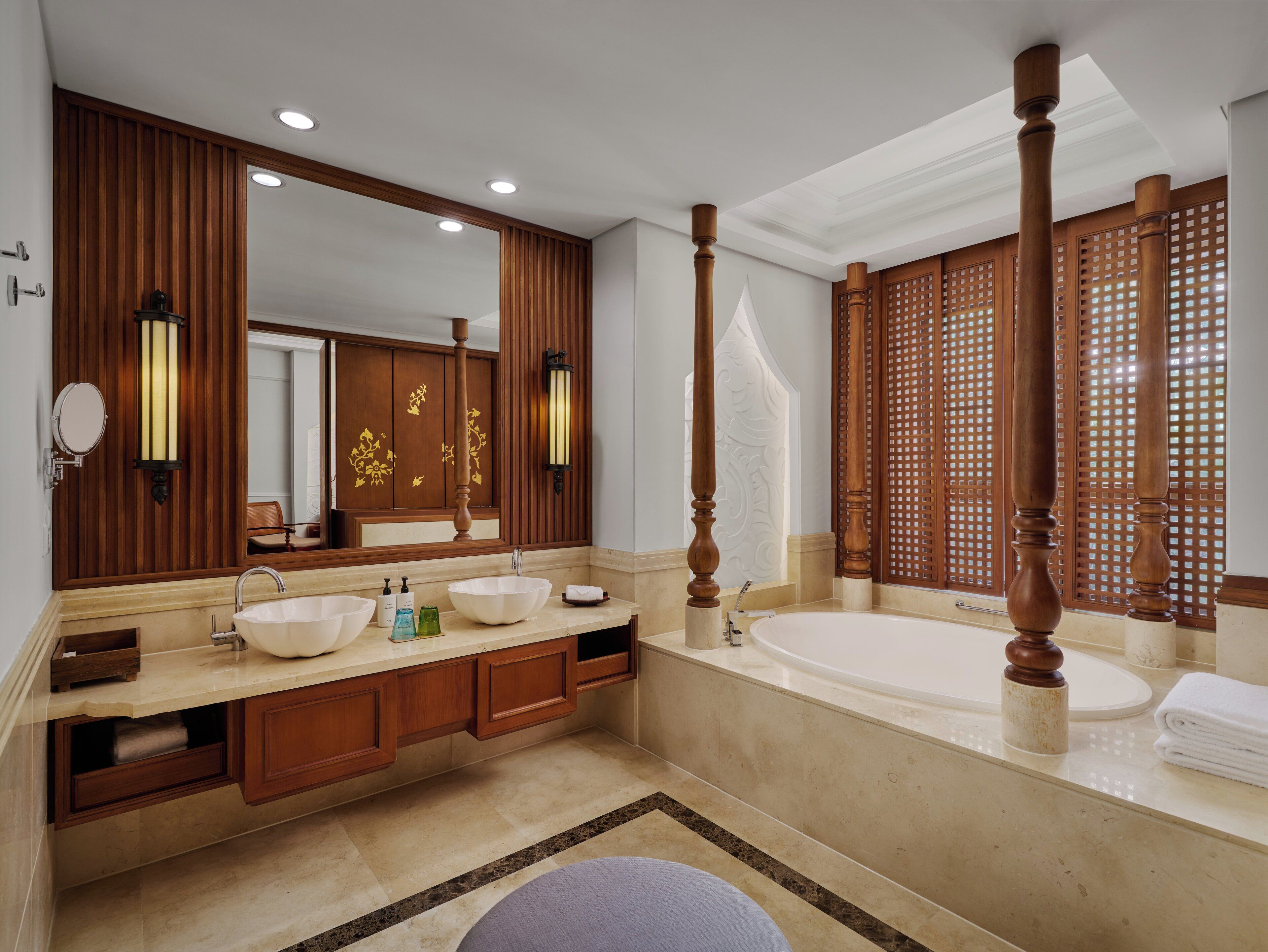 Rom – premium, 1 kingsize-seng, Club Lounge-tilgang | Minibar, safe på rommet, skrivebord og strykejern/-brett