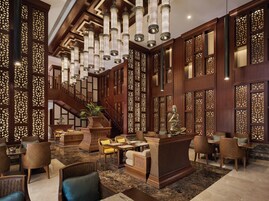 4 restaurants; breakfast, lunch, and dinner served
