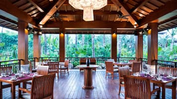 4 restaurants, breakfast, lunch, dinner served; Chinese cuisine