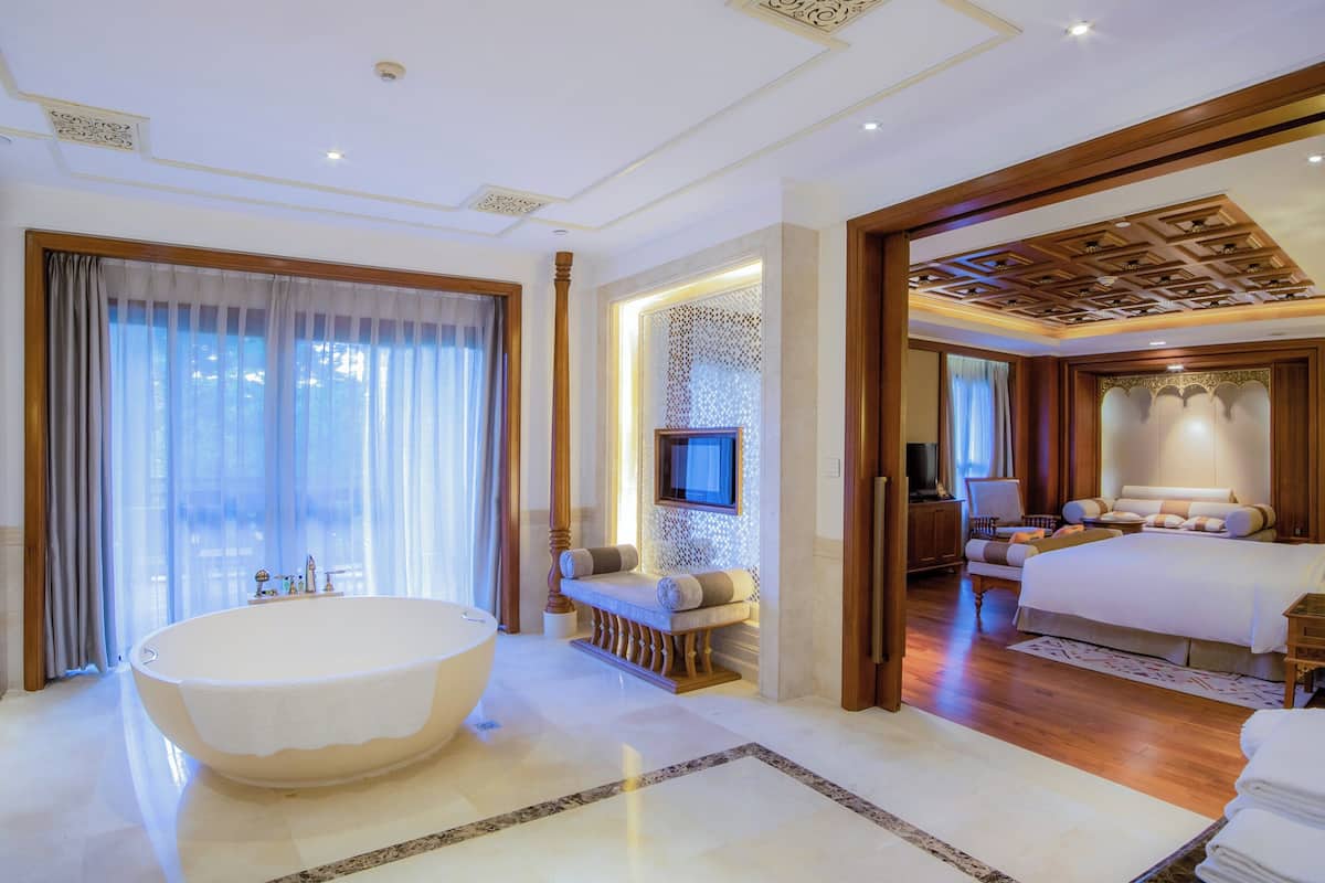 2 bedroom royal suite | 1 bedroom, minibar, in-room safe, desk