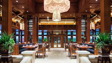 4 restaurantes, se sirven desayunos, comidas, cenas y cocina china