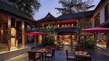 4 restaurants, breakfast, lunch, dinner served; Chinese cuisine