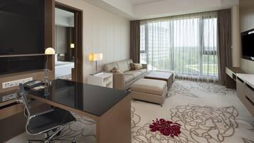 Phòng Suite, 1 phòng ngủ (Dining Area) | 1 phòng ngủ, minibar, két bảo mật tại phòng, bàn