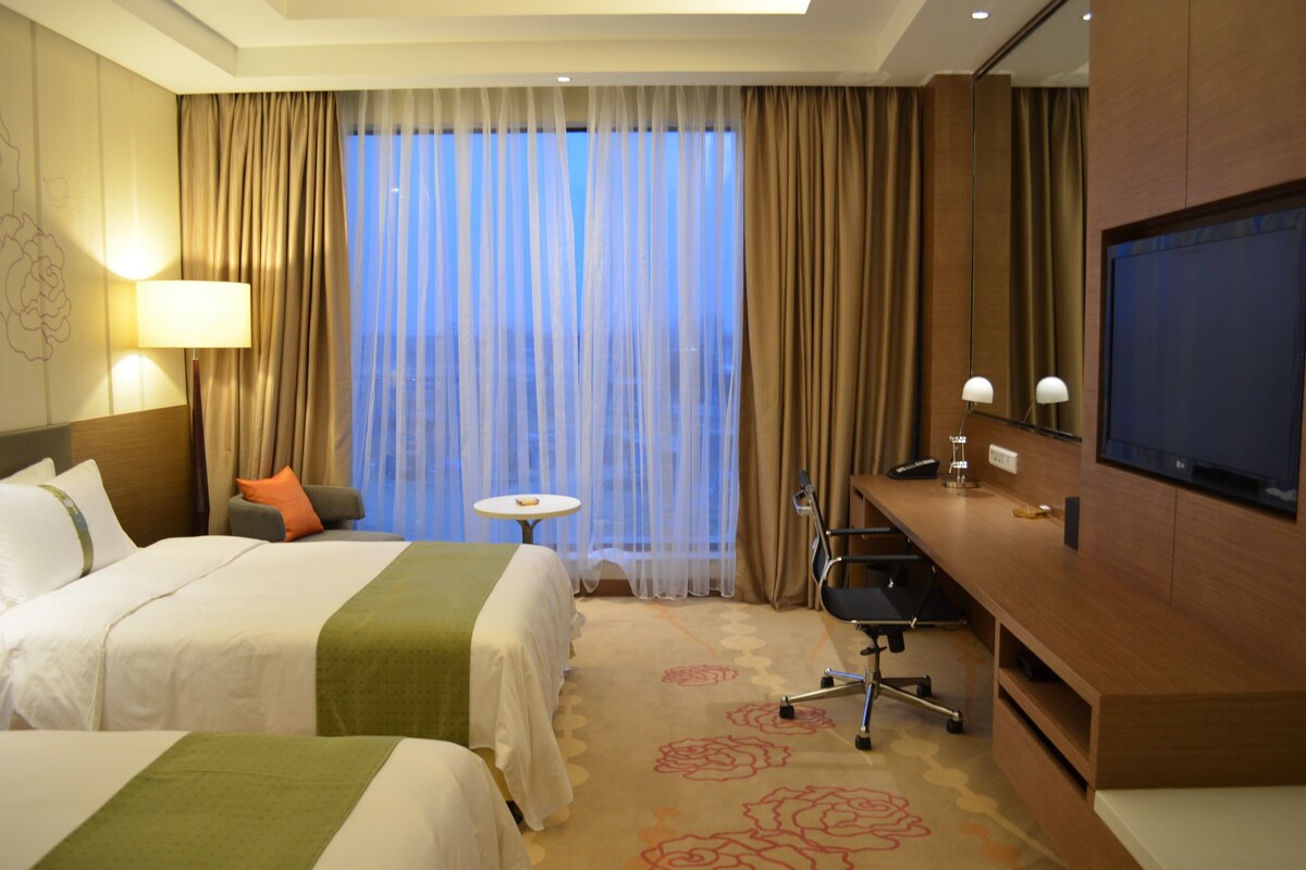 Quarto standard, 2 camas de solteiro (Club Floor) | Roupas de cama premium, camas com colchões pillow-top, frigobar