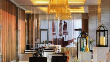 Daily buffet breakfast (CNY 108.00 per person)