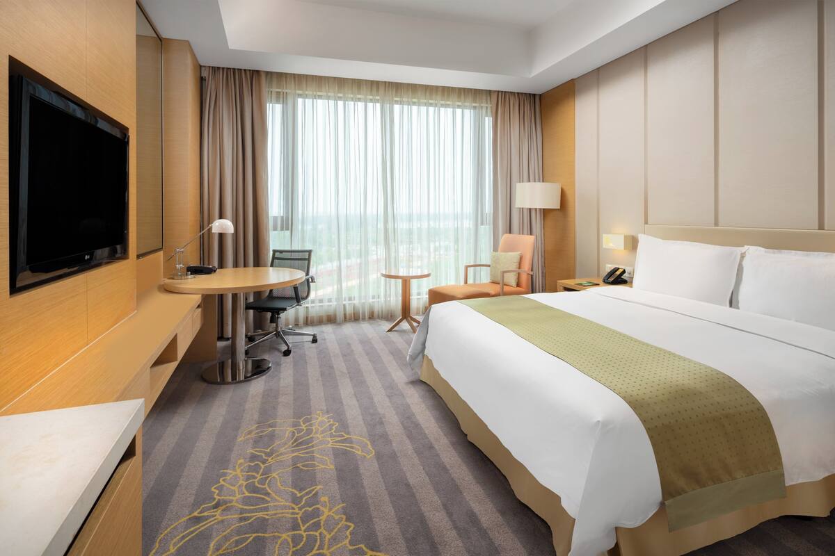 Standard Room, 1 King Bed (Club Floor) | Premium bedding, pillowtop beds, minibar, in-room safe