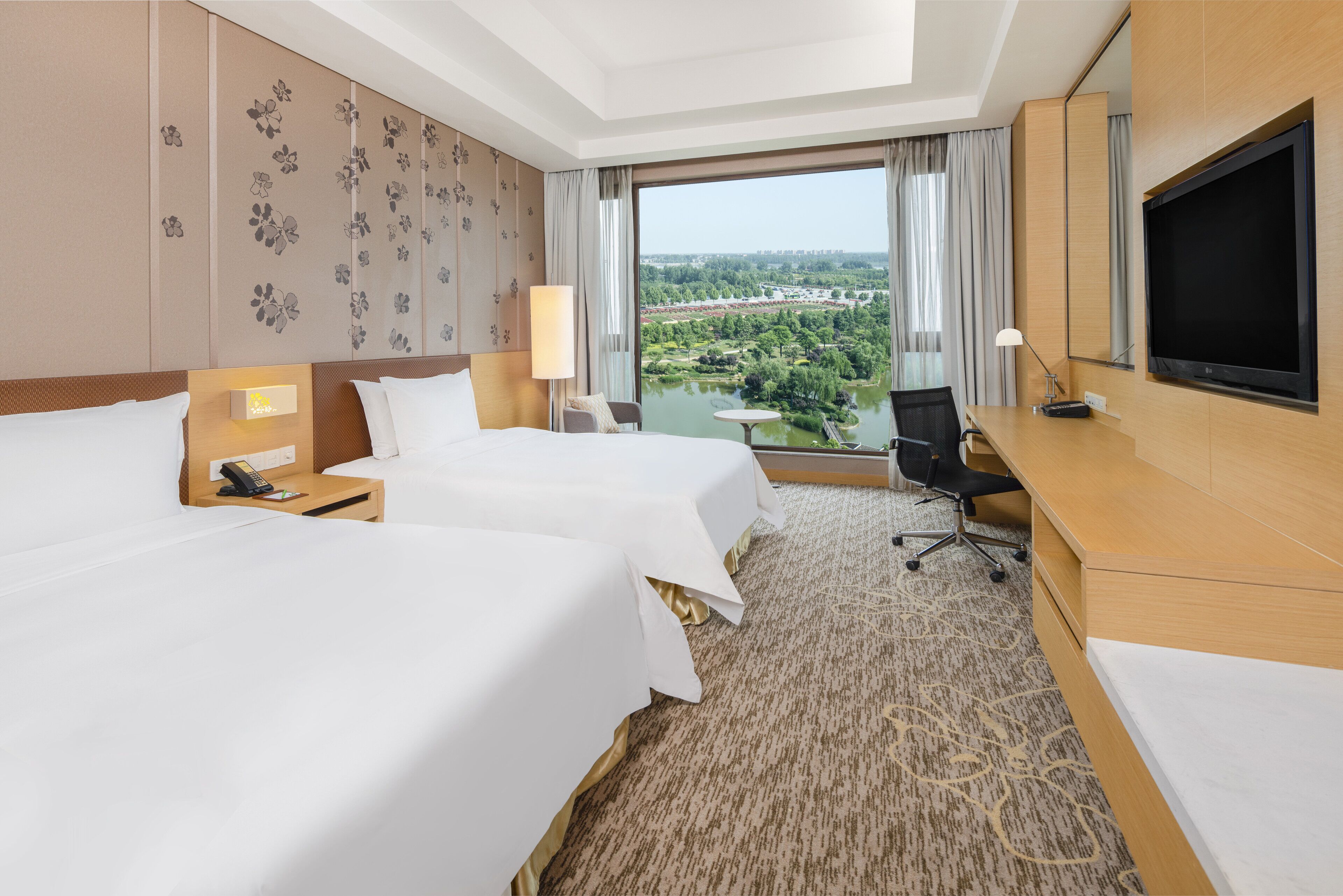 高档床上用品、加厚床垫、迷你吧、客房内保险箱