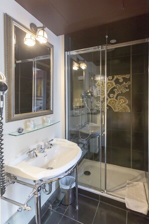 Standard Room | Bathroom shower - Hôtel  Du Beaumont (Paris)