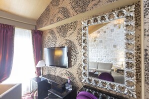 Junior Suite | Living room | 32-inch flat-screen TV with satellite channels, TV - Hôtel  Du Beaumont (Paris)