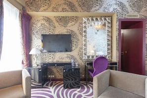 Junior Suite | Living room | 32-inch flat-screen TV with satellite channels, TV
