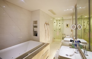 ห้องรอยัลสวีท, เตียงคิงไซส์ 1 เตียง, ปลอดบุหรี่ | ห้องน้ำ | ฝักบัว, ไดร์เป่าผม, เสื้อคลุมอาบน้ำ, รองเท้าสวมภายในห้อง