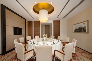 3 restaurants, breakfast served - Holiday Inn Taicang City Centre by IHG (Suzhou)