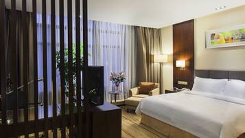 Premium Room, 1 King Bed, Club Lounge Access | Hypo-allergenic bedding, down comforters, minibar, in-room safe